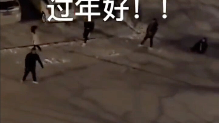 Một tiếng chúc Tết vang lên, ngay lập tức không còn cáu gắt nữa