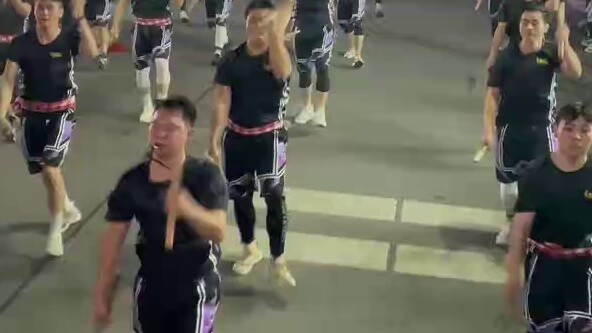 Blast the streets! This is what a Chinese man should look like! Han dance is so majestic and masculi