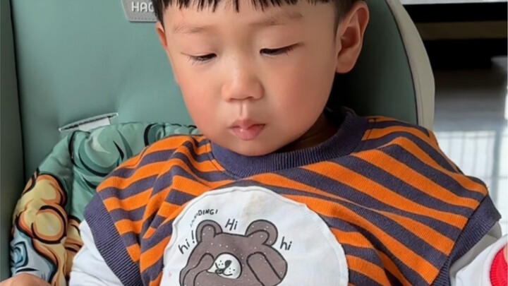 حقيبة حمراء زاهية لجلب الثراء والحظّ الجيّد، رغم أنها تبدو قليلاً غير مألوفة كطعام من عالم الأحياء..