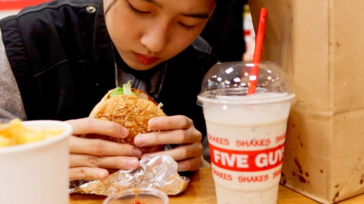 ฉันกินเบอร์เกอร์คนเดียวแล้วตกใจกับราคา ทำไมฟาสต์ฟู้ดอังกฤษถึงแพงจัง? ไปเรียนต่างประเทศกับฉันสักวันเถ