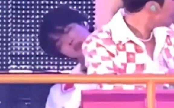 【BTS】Phản ứng của các thành viên khi Jin ngủ gật trên sân khấu: