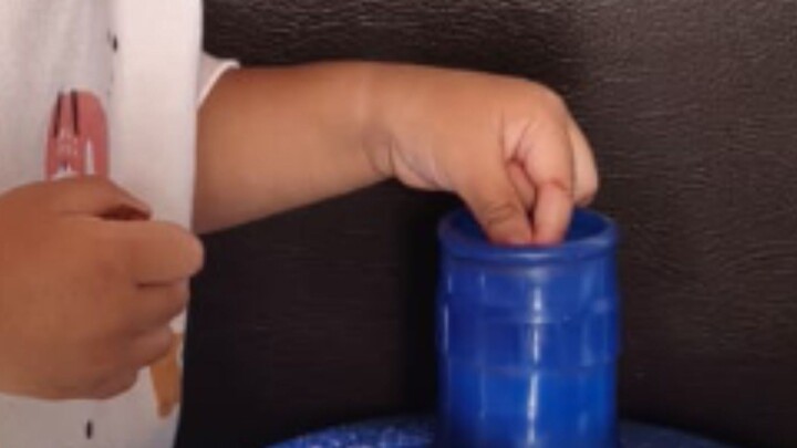 memasukan kue dalam air minum