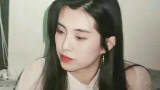 笑死！看的出来以前的圈子是有多难混。长成这样都不自信。长得普通却要尬吹美貌