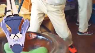 Cuci rambut Anda secara terbalik (x) Pel pintar (√)