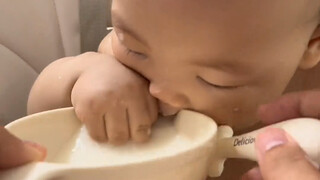 幸亏宝宝有这一身膘在这儿顶着，要不然还以为这娃天天没饭吃呢！