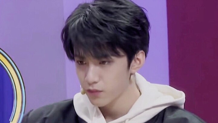 إذا كنت لا تفهم، اسأل فقط؛ هذا الصغير "شياو دنغشي" هو بالضبط الابن الأصغر الأكثر وقاحة في فرقة "شي ت