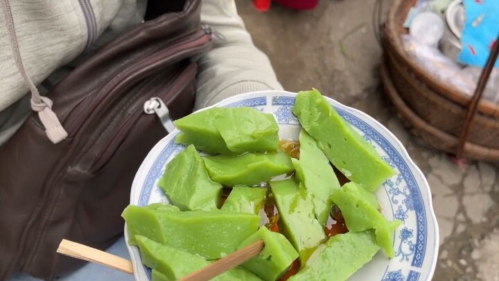 Gánh BÁNH ĐÚC MẬT duy nhất còn sót lại ở Huế, bán chưa đầy 2 tiếng hết sạch