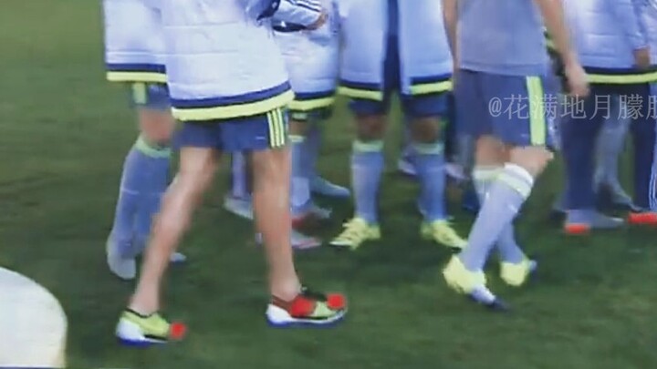 Tolong! Ternyata kaki Ronaldo cantik banget saat dia melepas kaos kakinya?!