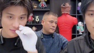 Ayah berkemauan keras, Yang, apa yang bisa putramu lakukan untukmu? Terima saja perhatianku yang tak