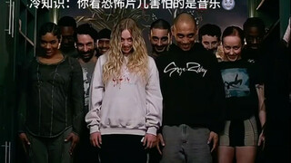 换了个背景音乐之后，感觉是一群贱兮兮的朋友追着他笑