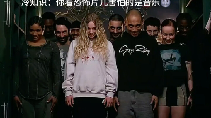 换了个背景音乐之后，感觉是一群贱兮兮的朋友追着他笑