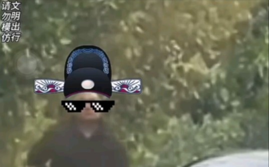 Mid-Autumn traffic gridlock: A black car driver turns into a “road judge,” blocking tailgaters from 