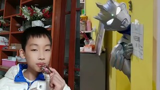 Ultraman và tôi chơi trốn tìm.