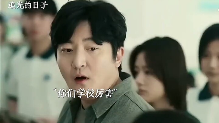 The school favors top students by letting them eat first, while the homeroom teacher firmly safeguar