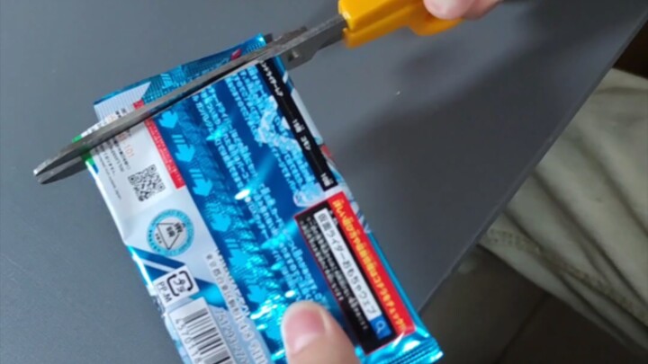 When you ask your roommate to help you open a card pack, a flash card appears directly in the pack!