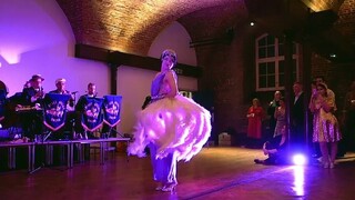 Sharon Davis 最让人血脉贲张的一次 Burlesque表演
