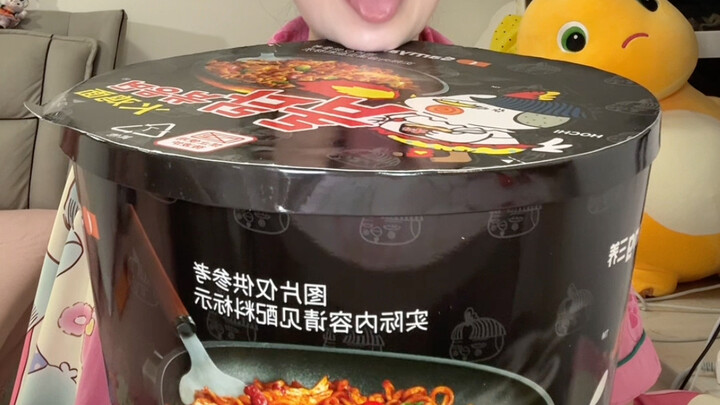 [Little Shi, Feisty] Just one small bucket of turkey noodles today