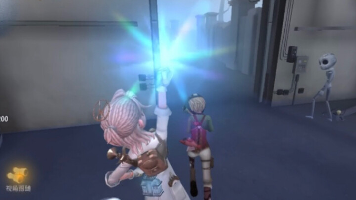 Kalau udah lama main posisi penyelamat, main siapa pun tetap main posisi penyelamat.