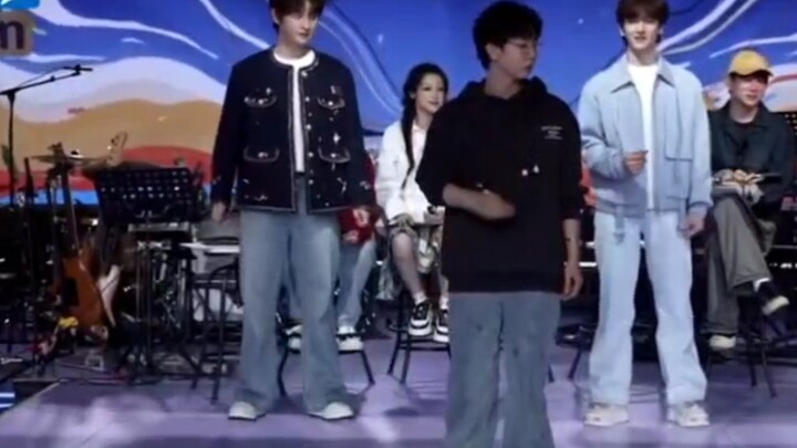 Hu Xia, Zhang Yuan, and Deng Jiaxin—one dares to teach, the other two dare to learn; warehouse versi