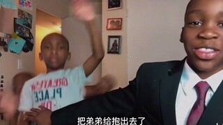 哥哥正在直播答辩，房门忘了锁，结果爹弟进来了…