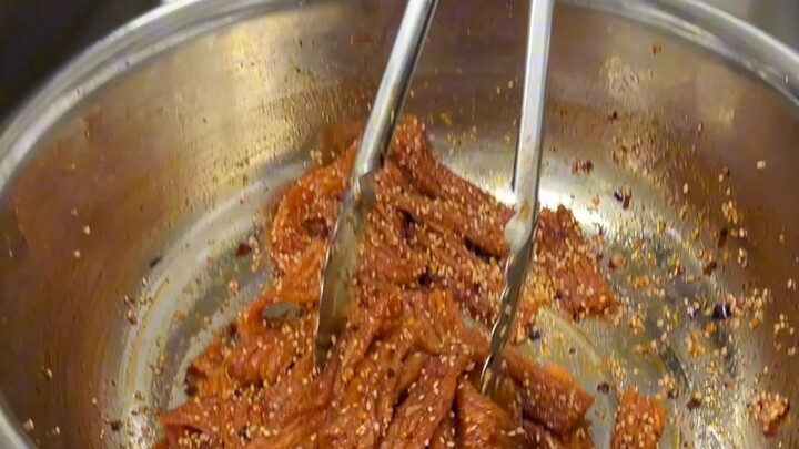 ร้านใหม่กำลังจะเปิด ยังไม่มั่นใจนัก เลยลองทำเส้นเผ็ดสำเร็จรูปชิมดูก่อน รสชาติก็ยังคงสม่ำเสมอเหมือนเด