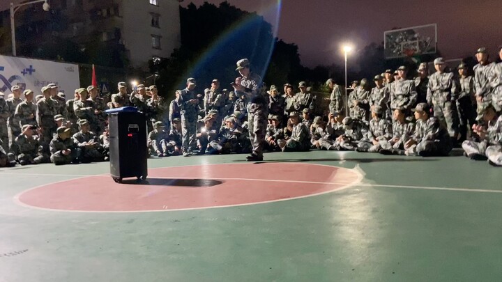 A boy sang Loser in the winter training performance of Guangxi University, and his Japanese skills a