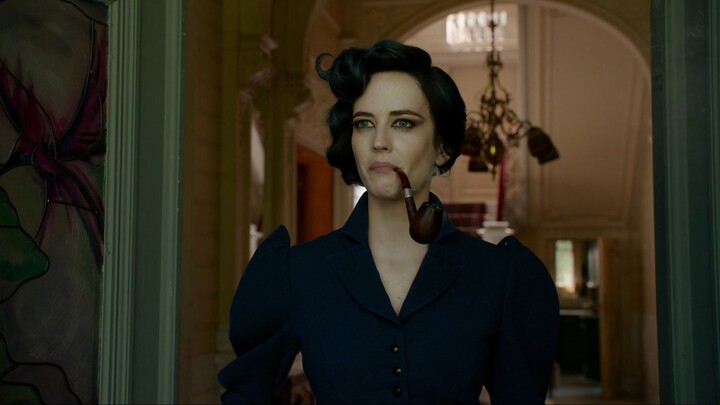 “Miss Peregrine's Home for Peculiar Children” เป็นเรื่องราวเกี่ยวกับหลานชายในปี 2016 ที่เดินทางย้อนเ