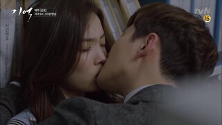 在图书馆的角落强吻，太刺激了吧！