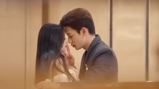 Bos mafia menolak semua wanita, tapi jatuh cinta pada gadis yang dulu menyelamatkan