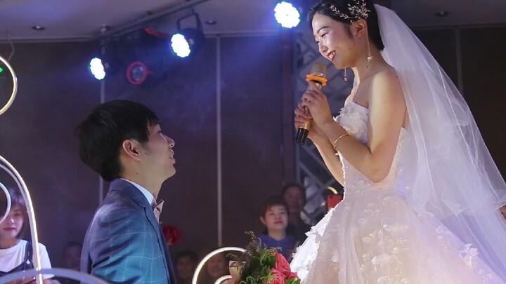 فتاة عاملة تبلغ من العمر 23 عامًا تتزوج، وتشارك مقطع فيديو حفل زفافها مع المتابعين، آملةً أن تحصل عل