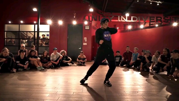 رقصة رائعة قدمتها yumeri في المنزل الأحمر، كانت مثيرة للإعجاب طوال الوقت