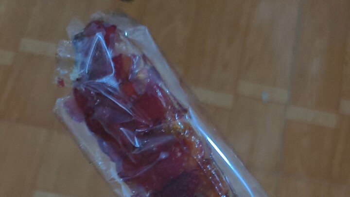 Kẹo hồ lô bọc nhựa bên ngoài?