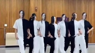 مخترع هذه الرقصة عبقريٌّ حقًّا. لا يستطيع الناس العاديون تصوّرها.