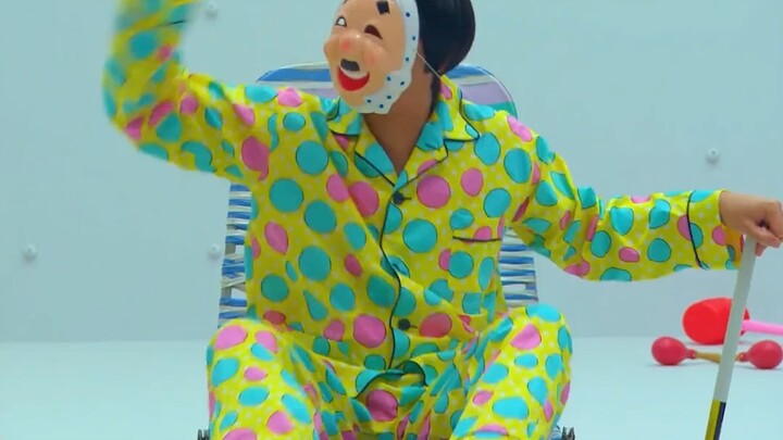 Anh ấy bị nhốt trong căn phòng bí mật đựng hộp mù, chỉ có thể sống sót bằng cách mở hộp mù mỗi ngày;