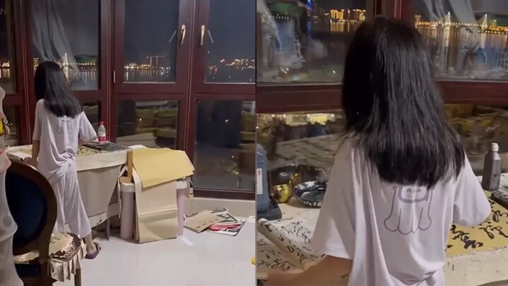 A 10-year-old girl was nervous before the exam, so she relaxed by singing Peking Opera and practicin