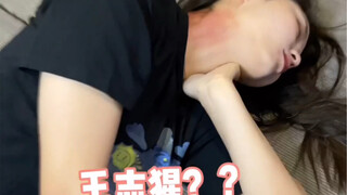 仔细看，王志猩身上有一个细节，答对之后可享受李飞推轮椅服务