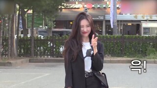 金泫雅和宣美上班路拍，泫雅害羞比心，宣美完美配合，不愧是万人迷