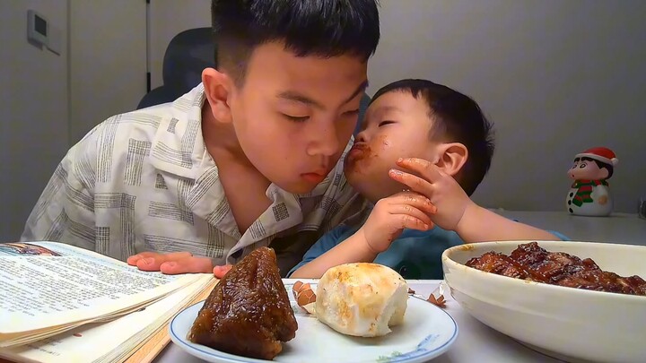 ماذا فعل الاثنان عندما عادت الأم متأخرة؟