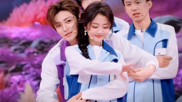 Aaaa! Ternyata kalian jago banget dansa!! Tolong kasih BGM untuk tarian Xiao Ding dan Song Yun!!!