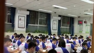 Siswa Sekolah Menengah Hengshui menelepon orang tuanya dan menangis dengan sedihnya