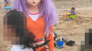 Playing with Kamen Rider belt on a crowded beach, a naughty kid suddenly came over to steal the spot