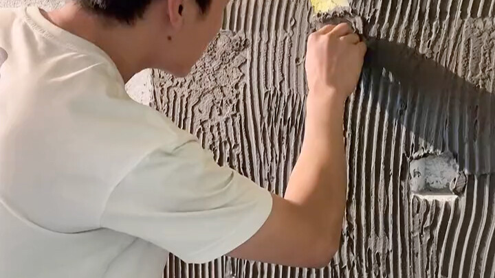 贴个砖还得和水电工斗智斗勇😂# 红锅师徒 瓦工装修