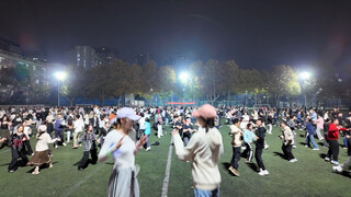 رقصة جماعية ثنائية لرقصة الساحة من ألف شخص في جامعة سياнь جياوتونغ، تعالوا ومارسوا الرياضة معنا