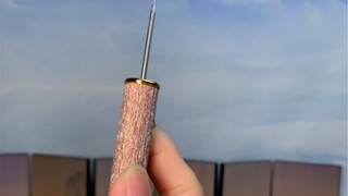 Lipstick tubes specially designed for banquet dining: Point the lipstick upward when dining at someo