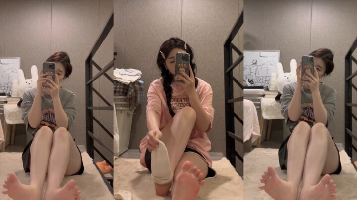 Do you want a girlfriend with feet like these?