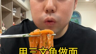 Membuat salmon menjadi mie juga cukup eksplosif.