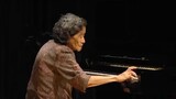 Nghệ sĩ piano thế hệ đầu tiên của Trung Quốc Wu Yili chơi bài "Butterfly Lovers", ngay khi khúc dạo 
