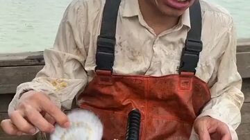 mukbang seafood eat