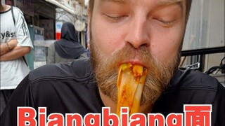 外国人第一次吃biangbiang面，三根就吃撑！