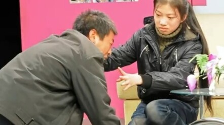 12-year-old top student Xia Juan bravely rescued 15 people from a fire, and a 57-year-old man knelt 
